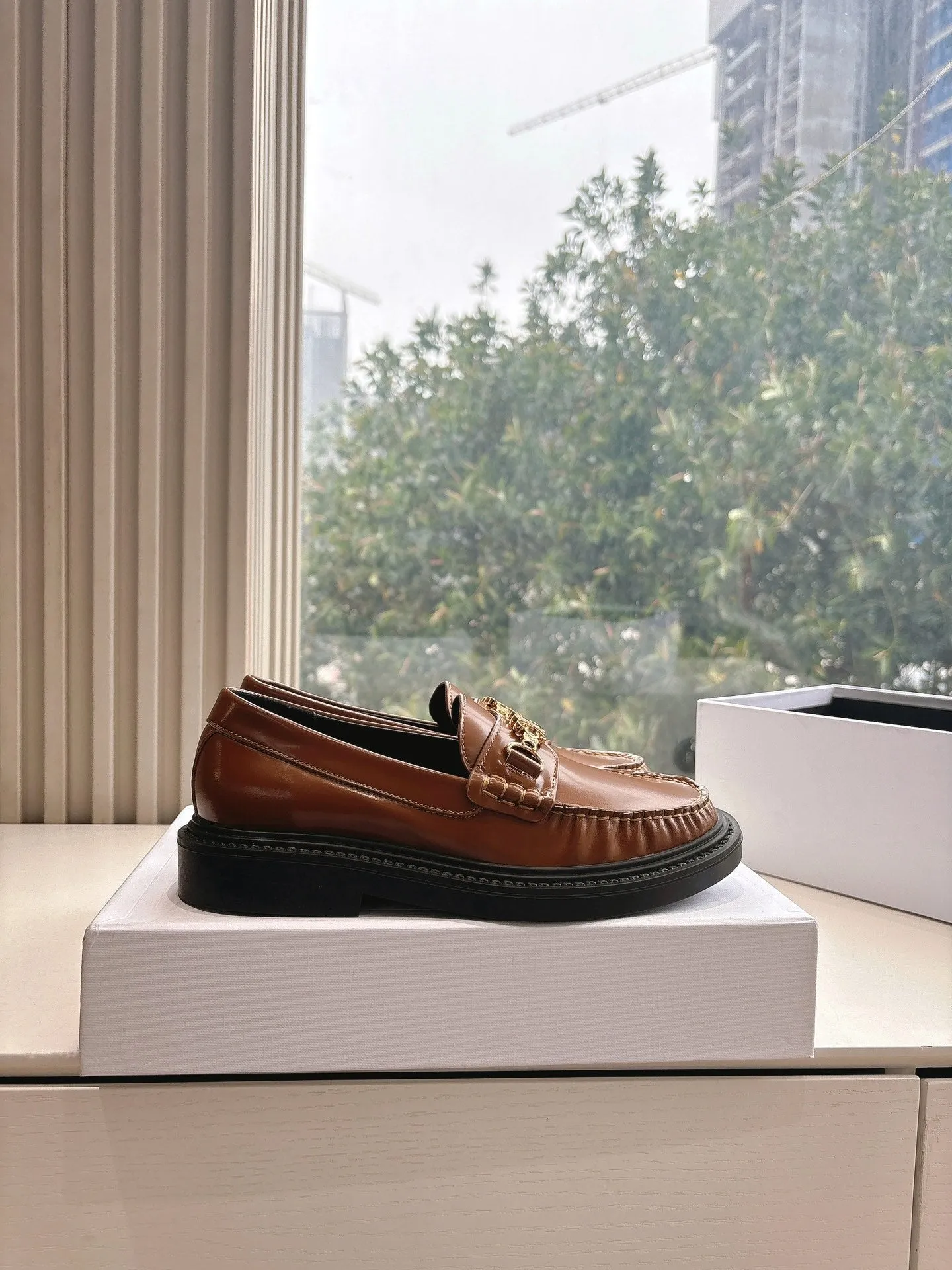 Buckle Celine Leather 285955 High-demand products Triomphe CELINE Sophisticated Golden Loafers